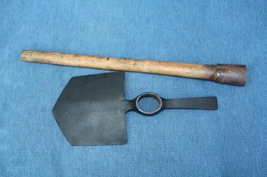 1915 DATED BRITISH ENTRENCHING SPADE & HANDLE