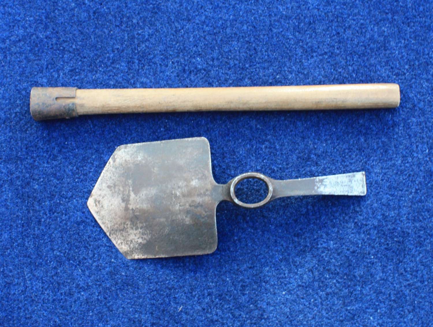 WW1 1915 DATED BRITISH ENTRENCHING SPADE & HANDLE