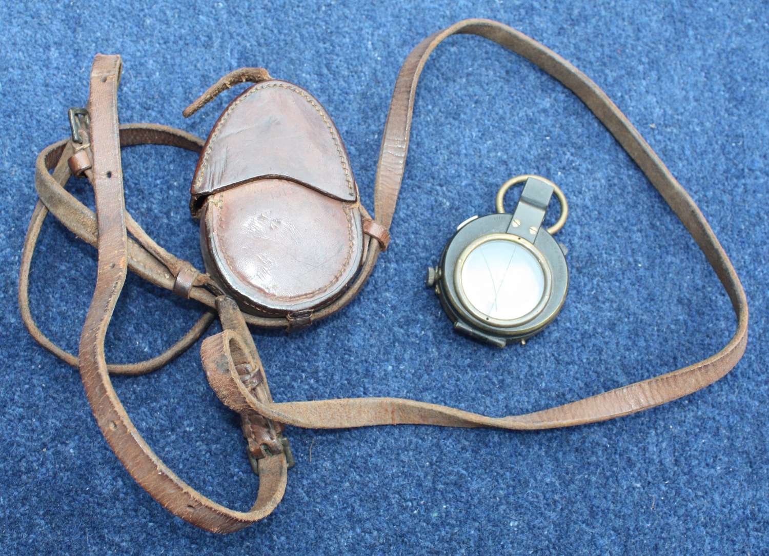 1918 DATED BRITISH OFFICER'S LEATHER COMPASS & 1918 DATED CASE