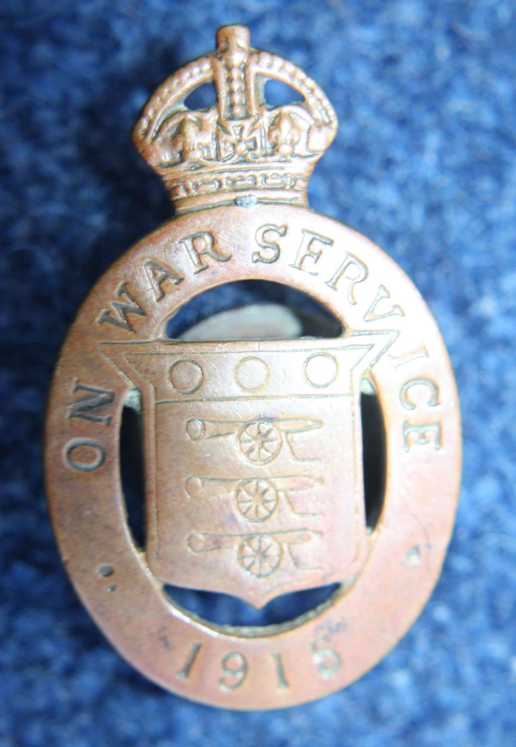 Civilian WW1 Brass 1915 War Service badge / On War Work