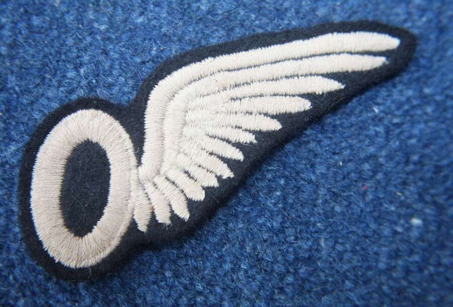 WW1 or WW2 RFC (or RAF) Flight Observer's badge.