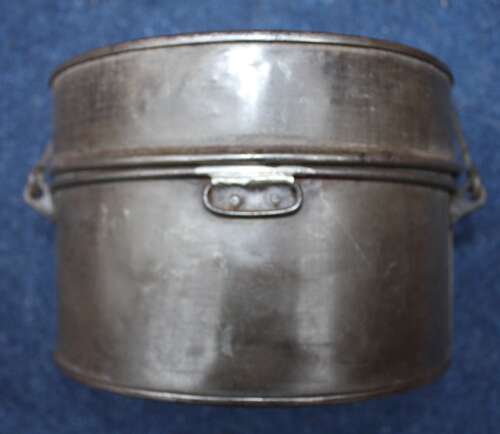 British WW1 pair of mess tins and cover. Dated 1918 Mitcham. Very Good condition.