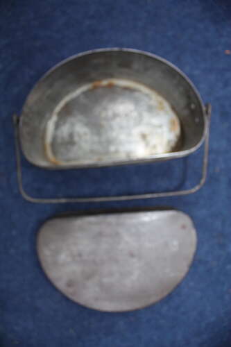 British WW1 pair of mess tins and cover. Dated 1918 Mitcham. Very Good condition.
